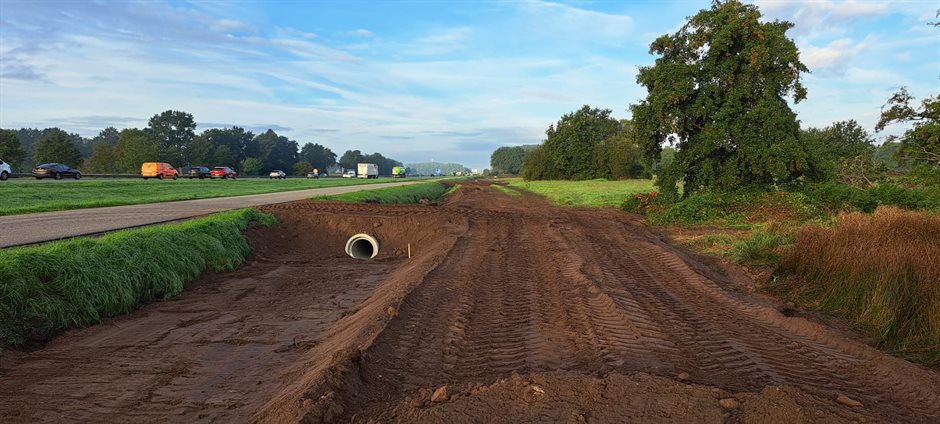 Kale grond langs weg in Laage Veen. In de wal ligt een nieuwe buis, zodat het water eronderdoor kan stromen.